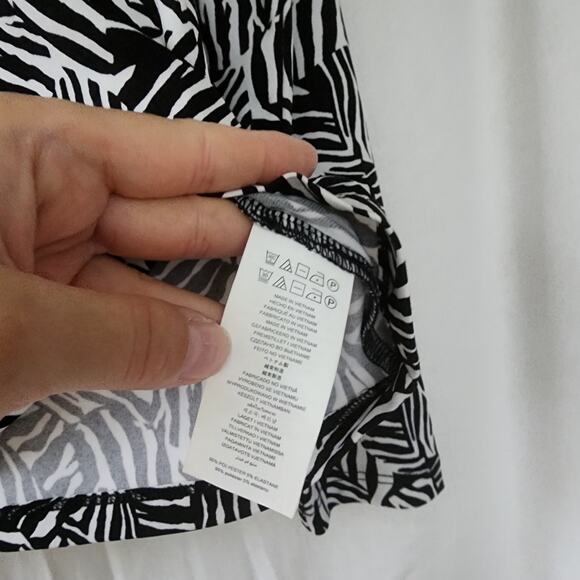 Michael Kors slinky Top stretch long sleeve white black zebra size S NWT cut out - Picture 5 of 8